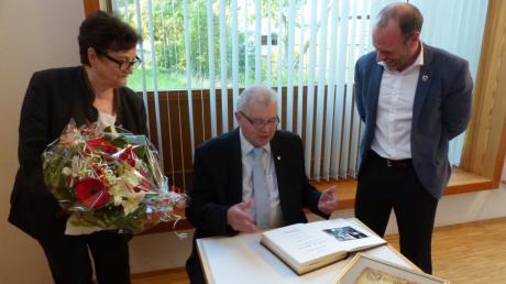 Stolz unterzeichnete Leonhard Kandler die Urkunde, die ihn als Altbürgermeister im goldenen Buch der Gemeinde verewigt. Mit Baars amtierendem Bürgermeister Roman Pekis (rechts) und Ehefrau Adelheid Kandler (links) schwelgte er in Erinnerungen.