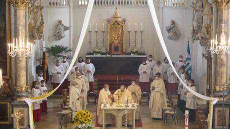Seit fast 60 Jahren konnte in Biberbach wieder eine Primiz gefeiert werden: Simon Meitinger ist jetzt Pater Athanasius. Die katholische Bevölkerung im Ort feierte mit.