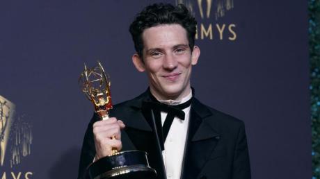Josh O'Connor, Gewinner des Preises für den herausragenden Hauptdarsteller in einer Dramaserie für "The Crown", posiert bei den Emmy Awards.