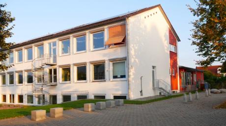 Die große Front mit Schwingfestern ermöglicht gutes Stoß- und Querlüften im Holzheimer Schulgebäude.