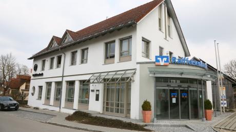 Die Raiffeisenbank Adelzhausen-Sielenbach - hier das Bankgebäude in Adelzhausen - fusioniert mit der Raiffeisenbank Kissing-Mering. Dazu hat die Generalversammlung jetzt Ja gesagt.