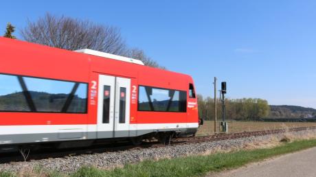Die Mittelschwabenbahn fährt auf der Strecke zwischen Günzburg und Mindelheim über Ichenhausen und Krumbach. Ein Zug musste bei Ellzee am Montag eine Schnellbremsung machen.