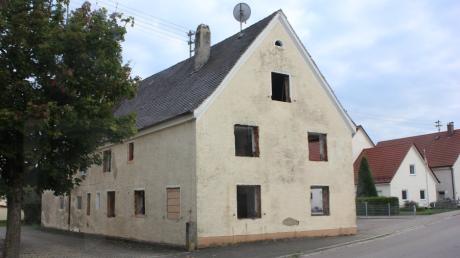Dieses leerstehende Haus in Autenried wollte ein Bauherr in zwei Mehrfamilienhäuser mit 16 Wohneinheiten umwandeln. Nachdem die Stadt dies abgelehnt hat, wurde umgeplant.