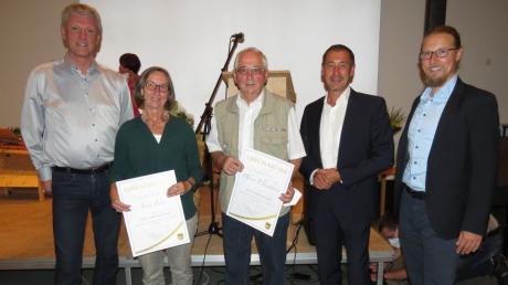 Vorstand Wolfgang Jarasch (von links) gratuliert Anni Fries und Horst Eltschkner zur Ehrenmitgliedschaft beim SC Biberbach. Auch der Zweite Bürgermeister Klaus Gerstmayr und Ralph Schickel sprechen ihre Glückwünsche aus.