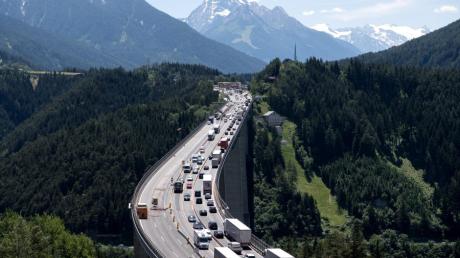 Über die Inntal-Autobahn landen viele Laster und Autos schließlich auf dem Brenner.
