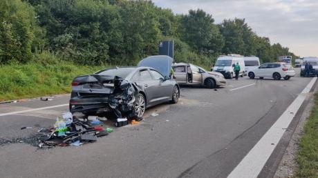 Schwerer Unfall auf der B17: Bei Lagerlechfeld fuhr ein Lastwagen in ein Stauende. Eine Person starb, eine weitere wurde schwer verletzt ins Uniklinikum Augsburg geflogen.