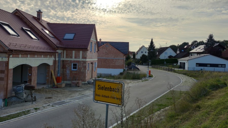 Von den acht Bauplätzen im Sielenbacher Baugebiet Reutgasse gehört etwa die Hälfte der Gemeinde. Bis auf einen Platz sind bereits alle Grundstücke verkauft.