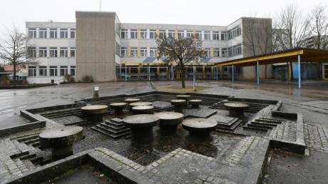 Ihre Tage sind gezählt: Die Mittelschule in Langweid soll in einigen Jahren abgerissen werden. Das ist das bisher größte Projekt der Gemeinde.