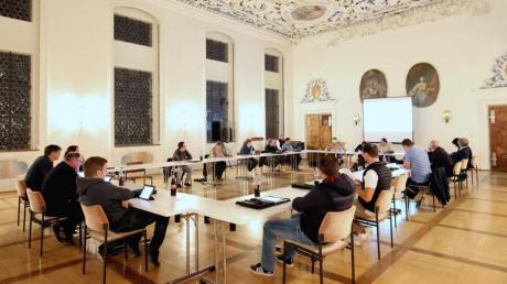 Sitzung in ungewohnter Atmosphäre: Erstmals tagte der Kammeltaler Gemeinderat im Kaisersaal des Klosters Wettenhausen.