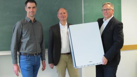 Schulleiter Andreas Eberle (rechts) vom St.-Thomas-Gymnasium präsentiert seinen Kollegen Christian Hörtrich (Mitte) und Josef Sumser das erste Luftfiltergerät.