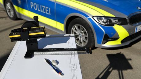 Die Polizei bittet um Hinweise, wer einen Unfall beim Ausparken am Weitmannsee in Kissing beobachtet hat.