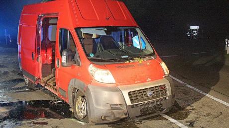 Ein 40-Jähriger ist mit seinem Kleintransporter an der Mittelinsel des westlichen Kreisverkehrs bei Obenhausen abgehoben. 