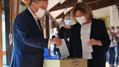 CDU-Chef Armin Laschet   und seine Frau Susanne hatten ihre Wahlzettel bei der Stimmabgabe zur Bundestagswahl falsch gefaltet. So waren die Kreuze zu sehen, die sie gemacht hatten.