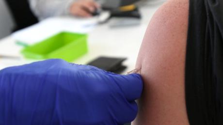 Vor der Neusässer Titania-Therme können sich Bürgerinnen und Bürger an drei Tagen impfen lassen.