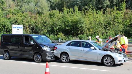 Ein Kleintransporter hat auf der A7 bei Witzighausen einen Mercedes auf zwei andere Autos geschoben, die zuvor zusammengestoßen waren.  