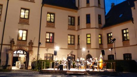 Serenadenabend vor historischer Kulisse:  
Im Innenhof von Schloss Haldenwang fand ein erstes Freiluftkonzert statt. Es spielte das Musica Antiqua Ensemble unter der Leitung von Bernhard Löffler.