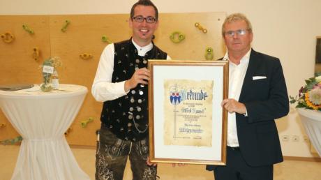 Urkundenüberreichung an den neuen Altbürgermeister Alfred Rappel (rechts) durch den amtierenden Rehlinger Gemeindechef Christoph Aidelsburger.
