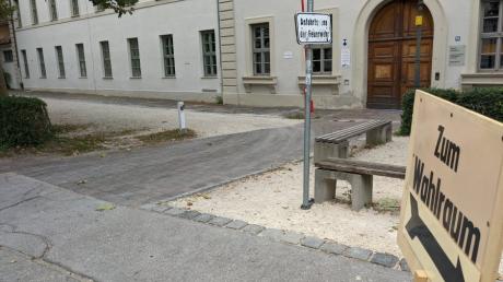 Der Parkplatz des Holbein-Gymnasiums: Wer hier ohne Erlaubnis parkt, wird abgeschleppt. 