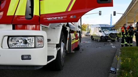 Auf dem Weg zu einem Einsatz in Söflingen wurde am Dienstagvormittag ein Fahrzeug der Ulmer Feuerwehr von einem Kleintransporter gerammt. 