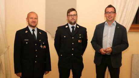 In seine dritte Amtsperiode als Kommandant der Freiwilligen Feuerwehr Rehling wurde Stefan Limmer (Mitte) einstimmig gewählt, hier mit Bürgermeister Christoph Aidelsburger (rechts) und dem Vorsitzenden Manfred Lupper.