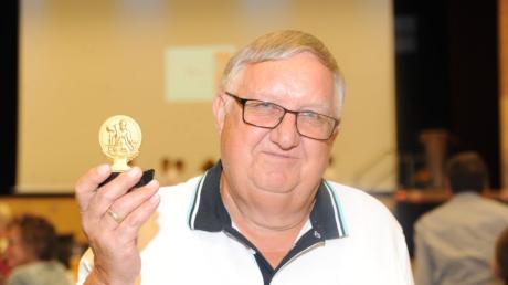 Bruno Hertle hat vor 50 Jahren zusammen mit weiteren begeisterten Wassersportlern die Weißenhorner Ortsgruppe der Wasserwacht gegründet. Beim Festakt erhielt er eine Medaille. 