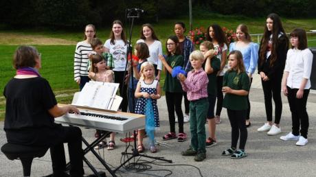 Bei der jüngsten Serenade Musik am Lagerhaus in Walkertshofen sangen der Kinder- und der Jugendchor einige Lieder gemeinsam.