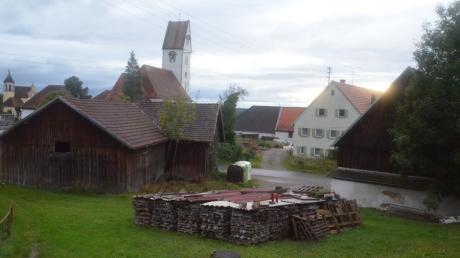 Das ehemalige Lagerhaus (links im Bild) und der ehemalige Bullenstall (rechts) sowie zwei weitere Gebäude im Ortskern von Obenhausen, die dem Markt Buch gehören, stehen leer. 