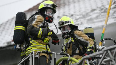 In vielen Situationen muss die Feuerwehr mit Atemschutz arbeiten. Im Landkreis Aichach-Friedberg soll nun eine Trainingsstrecke kommen. Der Kreistag hat die Entscheidung jetzt vertagt.