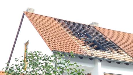 Nach dem Dachstuhlbrand: Ein Teil der Dachfläche des Anwesens in Königsbrunn ist aufgedeckt.