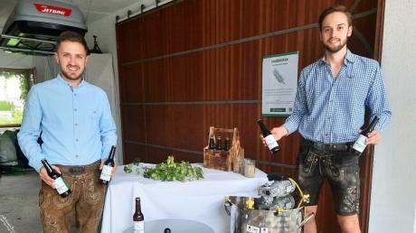 Elias Haider (links) und Alexander Thalhofer aus Rehling machen in einer Mini-Brauerei ihre ersten Versuche als Bier-Brauer.