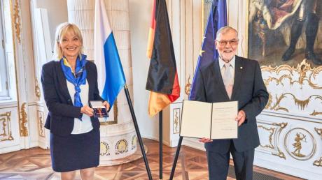 Staatsministerin Carolina Trautner hat am Mittwoch im Rokokosaal in Augsburg das Verdienstkreuz am Bande des Verdienstordens der Bundesrepublik Deutschland an Siegfried Karner aus Emersacker verliehen.