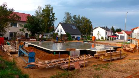 Im Baugebiet "Ehemalige Schule" in Alsmoos wurde vor fünf Jahren der letzte Bauplatz verkauft. Bis 2025 sollten alle Häuser dort fertiggestellt sein.
