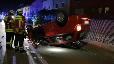 In der Hessenbachstraße hat sich am Samstagabend ein 57-jähriger Autofahrer mit seinem Fahrzeug überschlagen. 