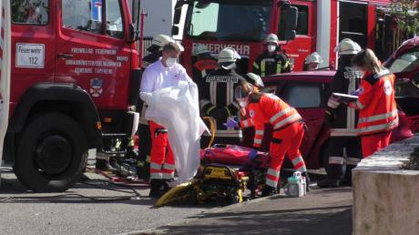 In Erlingshofen ist ein Auto mit einem Lastwagen zusammengestoßen. Die Feuerwehr musste den Fahrer aus dem demolierten Pkw befreien.