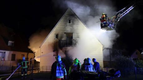 In einem Einfamilienhaus in Burgau waren während eines Brandes offenbar auch zwei Sauerstoffflaschen explodiert. Die Feuerwehr konnte ein Übergreifen der Flammen auf die Nachbarhäuser verhindern. Die drei Bewohner waren bereits vor dem Eintreffen der Einsatzkräfte außer Gefahr. 