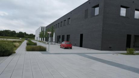 Die Begrünung im Innovationspark Augsburg ist umstritten, etwa am Gebäude des Fraunhofer Instituts IGCV.