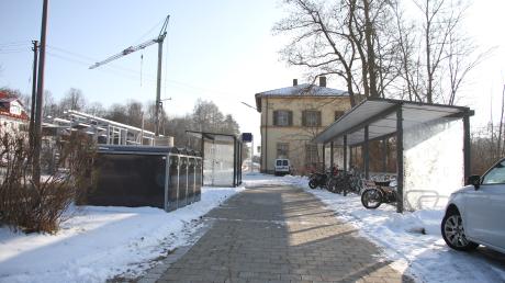 Vier abschließbare E-Bike-Boxen rechts und 33 Fahrradständer links gibt es bisher am Bahnhof in Unterhausen. Die Gemeinde will mehr Platz für Bahnpendler, die mit dem Rad kommen, schaffen.
