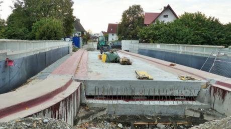 Noch gibt es an der Brücke in der Friedhofstraße in Kellmünz einiges zu tun. Der bisherige Zeitplan für die Bauarbeiten kann nicht eingehalten werden.  