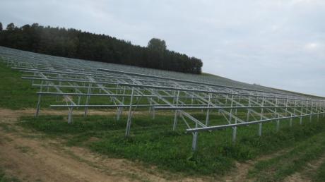 Der Solarpark, den die Energiebauern bei Raderstetten (Gemeinde Sielenbach) bauen: Für die Stromeinspeisung soll ein Umspannwerk gebaut werden.