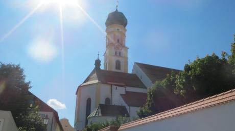 Die Wallfahrtskirche St. Leonhard steht zentral in der Mitte des Marktes Inchenhofen. Auch heute pilgern noch Gläubige zum heiligen Leonhard.