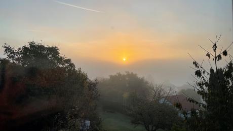 Heute gibt es eine schöne Inversionswetterlage oben auf dem Berg scheint die Sonne und unten ist der Nebel, schreibt uns unser Leser René Mayer aus Syrgenstein. 