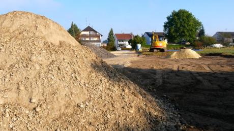 Mit der Vermessung des künftigen Holzheimer Neubaugebietes an der Leibi wird derzeit dessen Erschließung vorbereitet. Die Vergabe der Bauplätze hat der Gemeinderat schon mal geregelt.