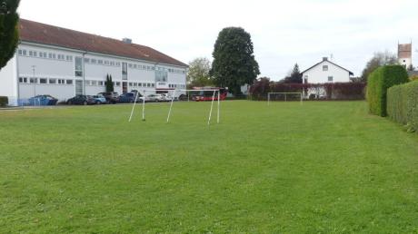 Hier am Bolzplatz gegenüber der Grundschule (links im Bild) soll die Kindertagesstätte gebaut werden.