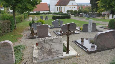 Im östlichen Teil des Unterelchinger Friedhofes sollen weitere Urnengräber entstehen.        