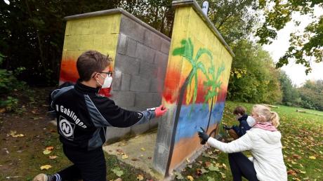 Gemeinsam mit der Jugendpflege von Gablingen haben Jugendliche die neuen Umkleidekabinen am Badesee farblich verschönert. Viele hatten sich zum ersten Mal an Graffiti versucht.