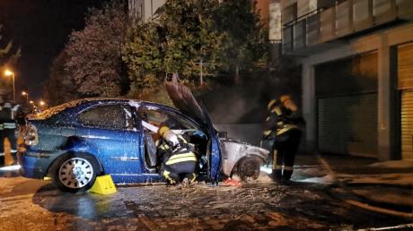 Am Samstagabend musste die Feuerwehr ein brennendes Auto in einer Tiefgarageneinfahrt an der Inninger Straße löschen.