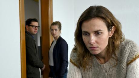 Szene aus dem Dresden-Tatort "Unsichtbar": Karin Gorniak (Karin Hanczewski), und Leonie Winkler (Cornelia Gröschel) fordert ihr neuer Fall viel ab. 