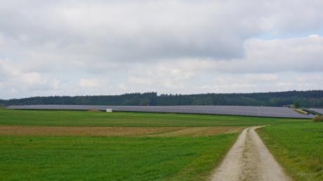 Sieht es im Norden von Baiershofen bald ähnlich wie hier im benachbarten Rechbergreuthen aus? Hier entstand vor Kurzem dieser Solarpark, in Baiershofen soll bald eine Freiflächenanlage mit circa 7 Megawatt Einspeiseleistung zum Klimaschutz beitragen.
