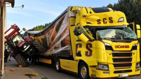 Ein Traktor wurde in Aislingen von einem Lkw gegen eine Hausmauer gedrückt.  Der Schlepperfahrer erlitt  Verletzungen. 