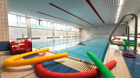 Dass Kinder schwimmen lernen, ist für viele Eltern im Landkreis Günzburg nach wie vor wichtig. Die Plätze in den Kursen sind gerade jetzt heiß begehrt – denn zuletzt mussten bedingt durch Corona einige Angebote ausfallen.